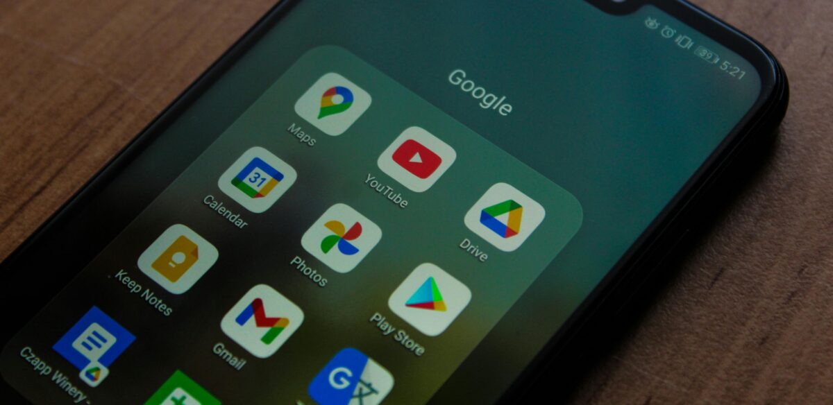 Celular Android com aplicativos Google
