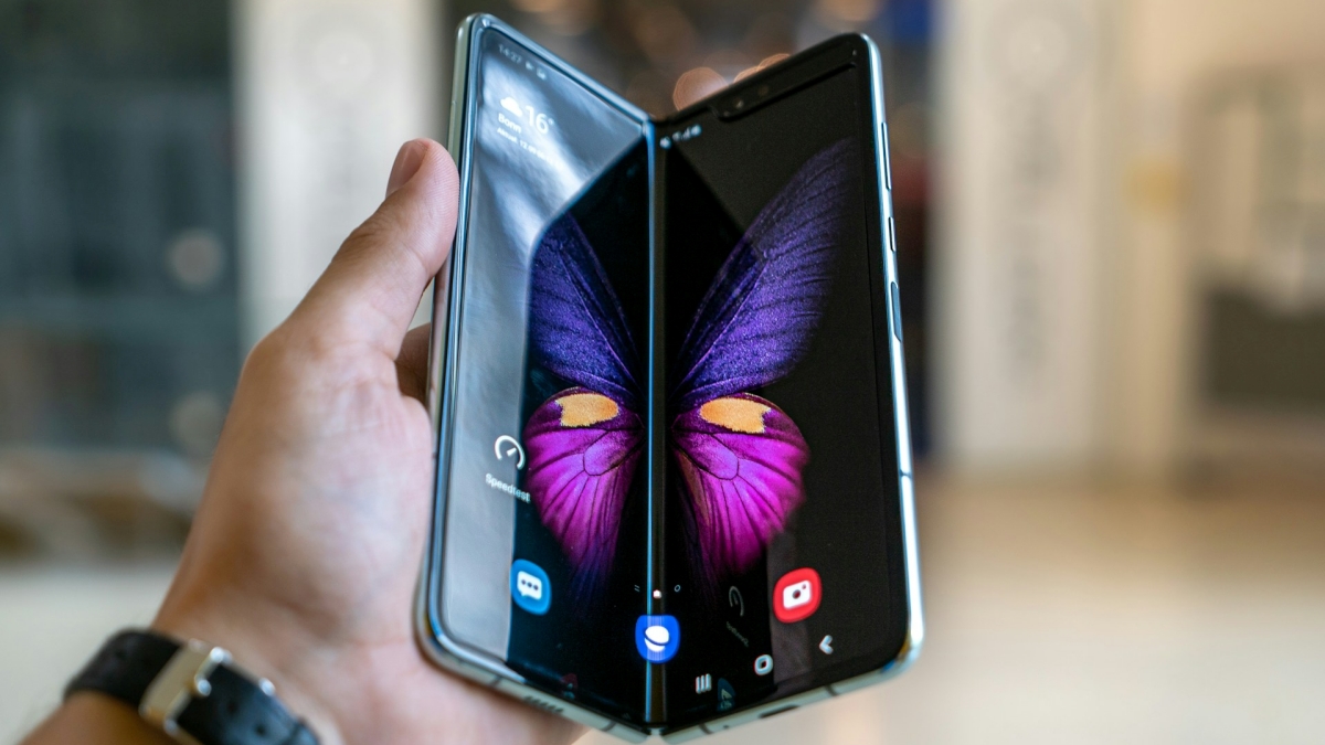 Celular AMOLED que dobra sendo aberto