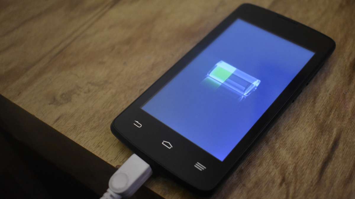 Celular carregando exibindo a porcentagem da bateria