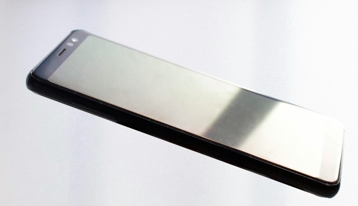 Celular preto exposto ao brilho