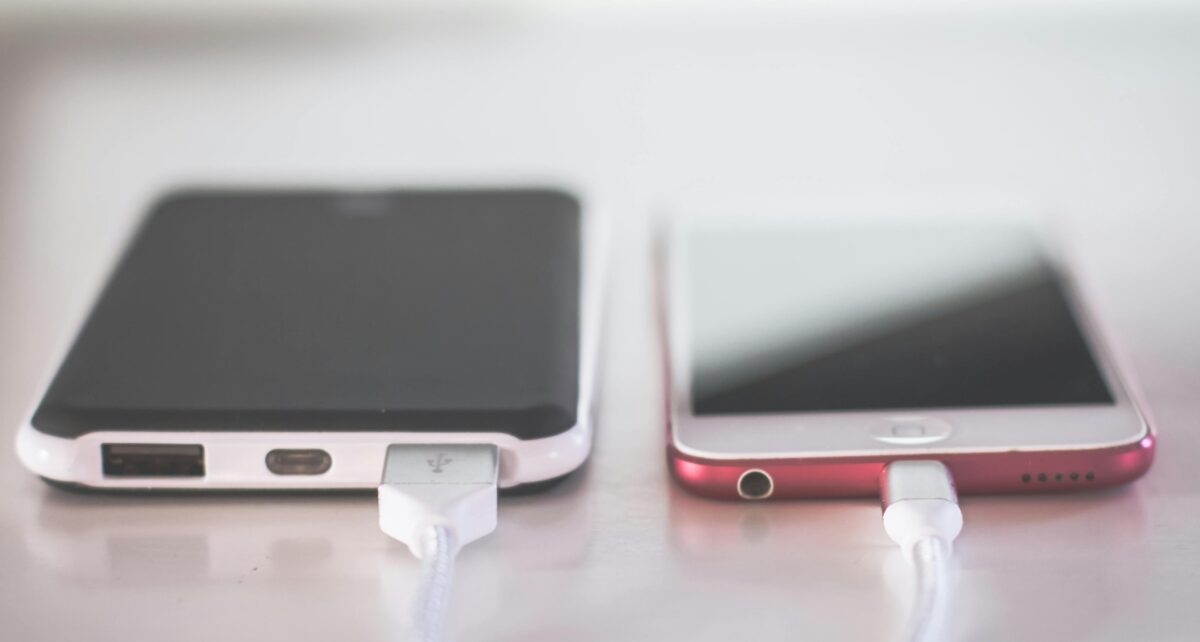 Dois celulares carregando