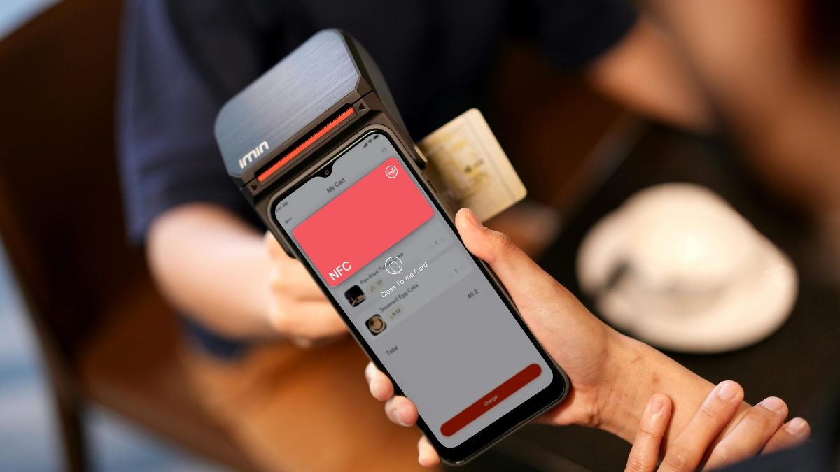 Maquininha aceitando o pagamento NFC