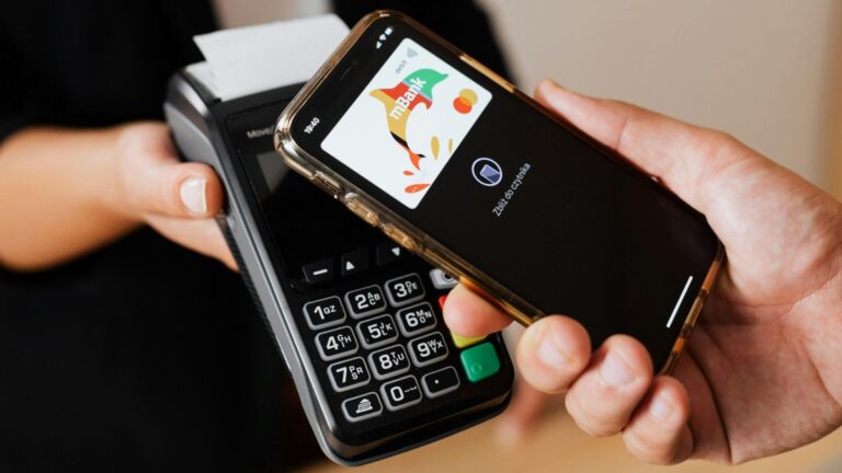 Pessoa segurando maquininha NFC