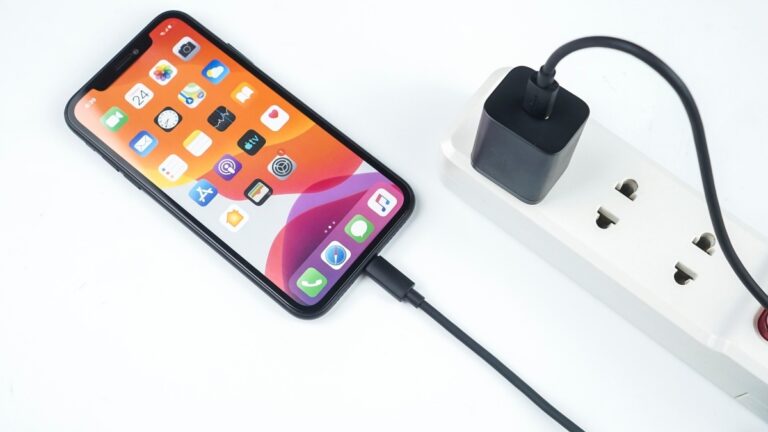 iPhone carregando na tomada