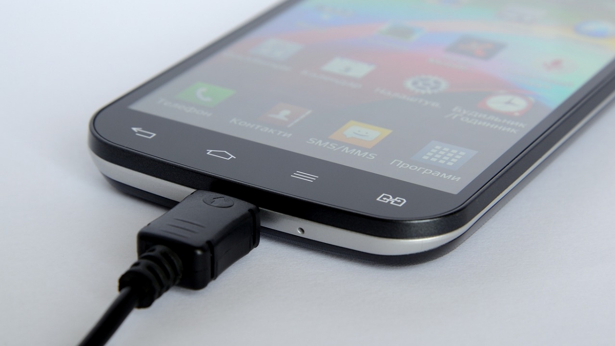 Celular sendo carregado