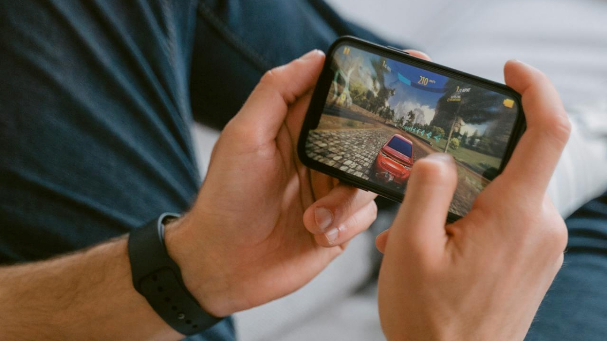 Pessoa jogando no celular